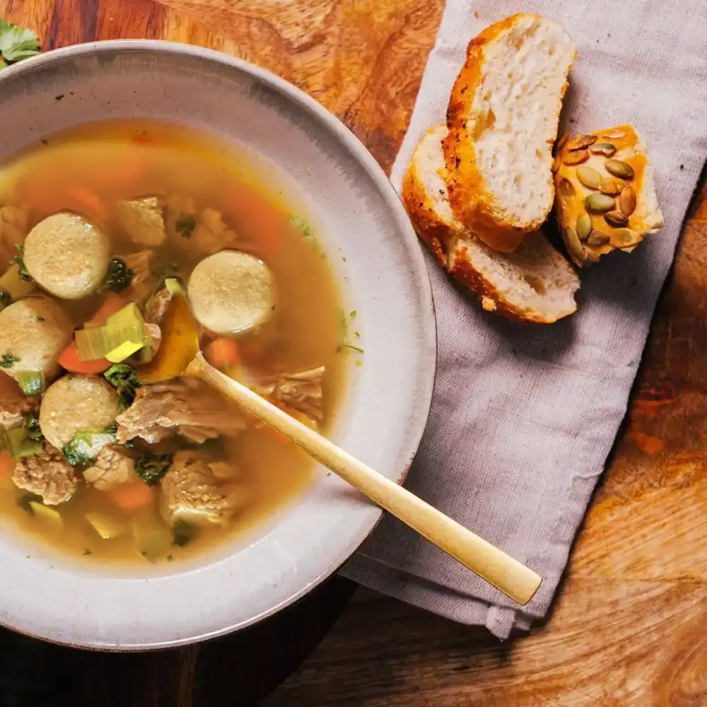 Suppe mit Markkloesschen und Rindfleisch