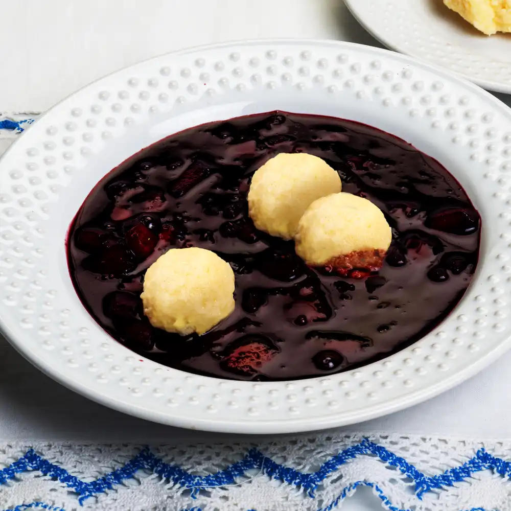 Fliederbeersuppe mit Grießklößchen