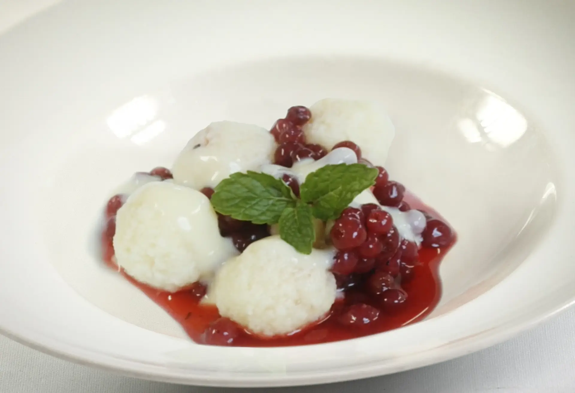 Grießklößchen mit Preiselbeeren und Vanillesoße